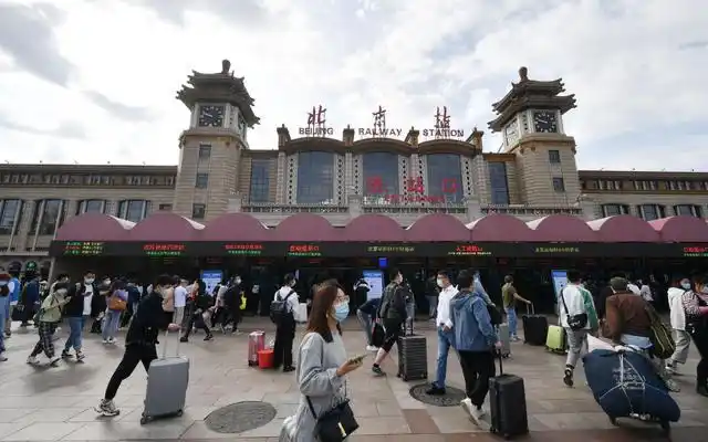 北京站外,乘客排队进站.新京报记者 王贵彬 摄