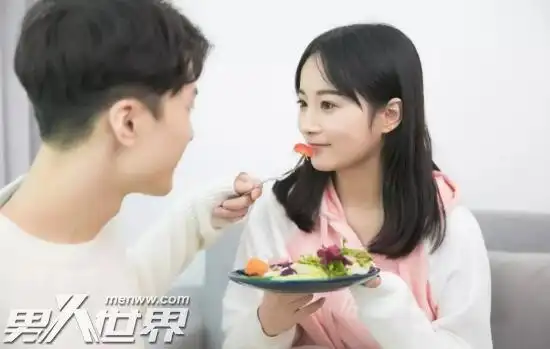 男生会随便喂女生吃东西吗这是男生试探女生的一种方式