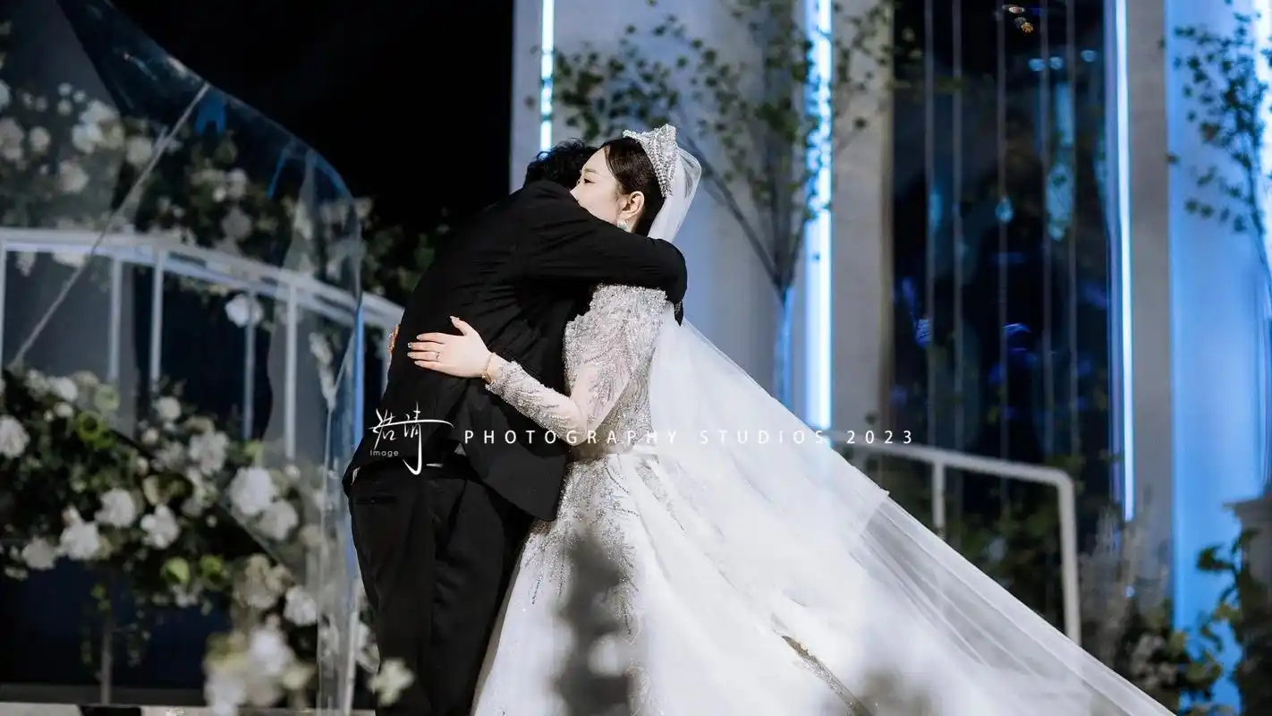 婚礼那天,美的像画.我听过张杰的演唱会,有一句歌词我至今印象 - 抖音