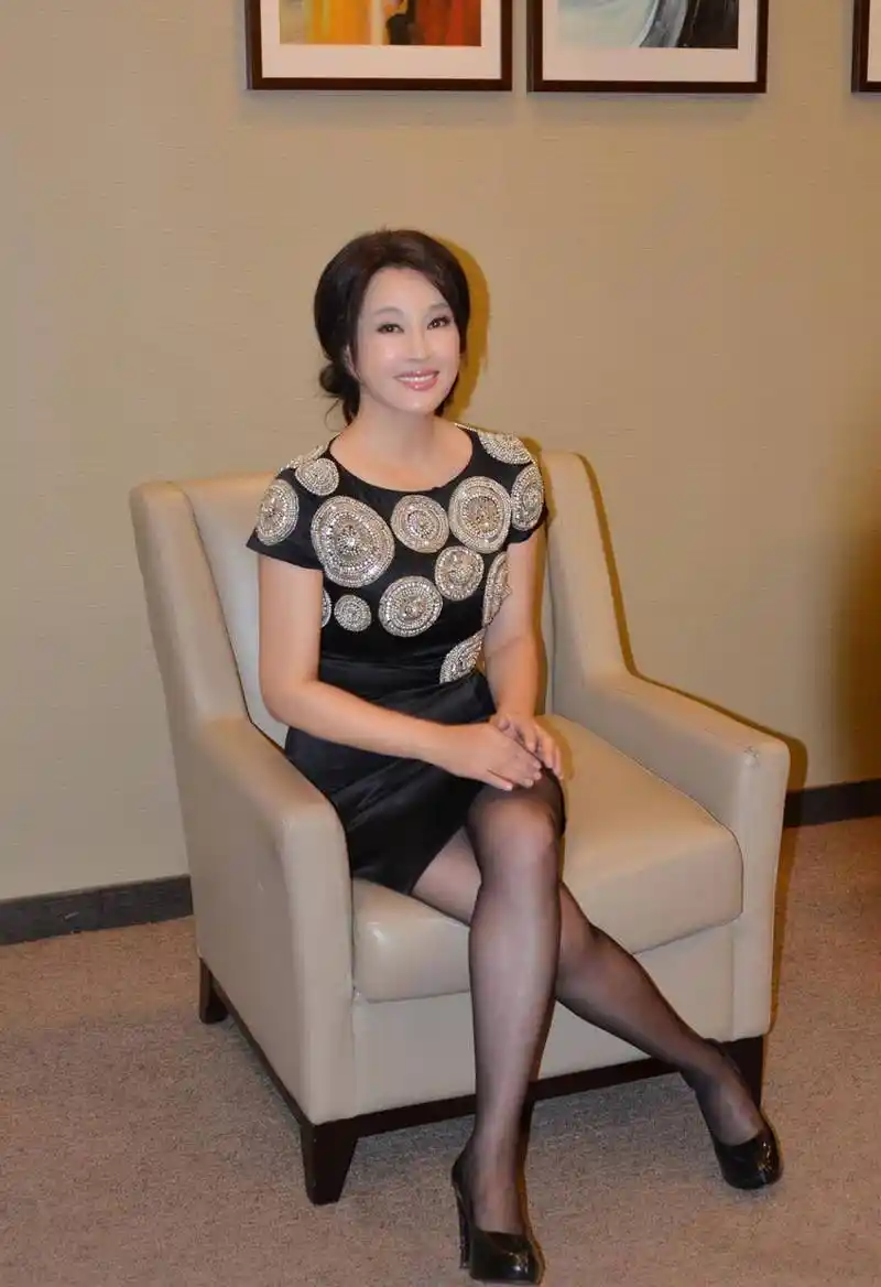 70岁刘晓庆近照吓坏网友!网友:简直不是一个人?根本不可信!