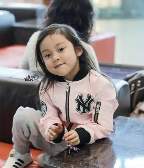 小甜馨从女汉子变身小淑女长发及腰根本就是女版贾乃亮