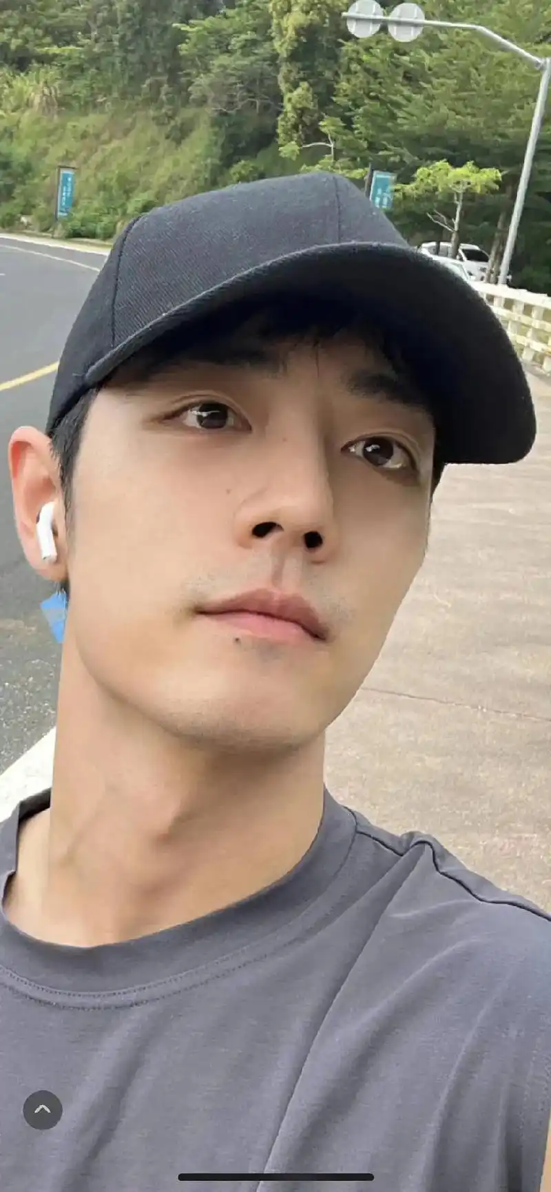 肖战#发库存自拍照了,胡渣脸上的痣还有青筋都那么清楚,好喜欢 - 抖音