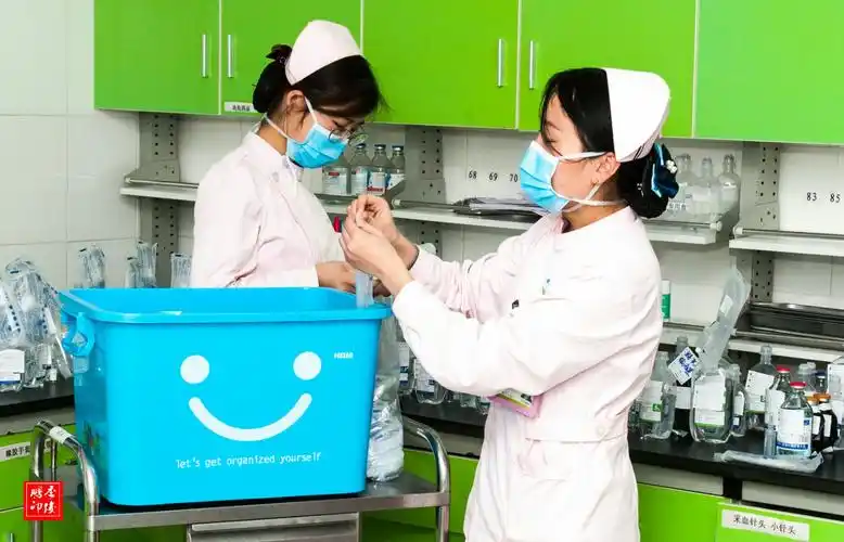 护士在输液配药