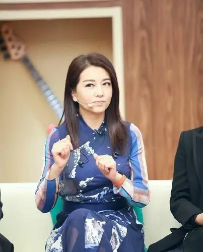 江珊和小20岁江疏影同框似姐妹,白衬衫配马尾辫减龄不像52岁