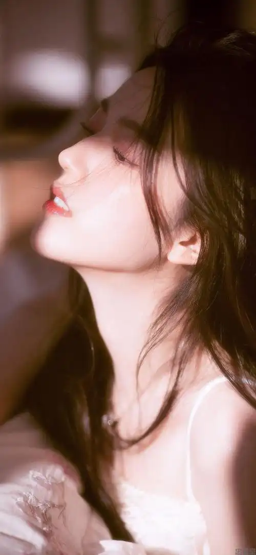 2023性感纯欲风美女壁纸|氛围感高清手机壁纸美女锁屏图片(图6)