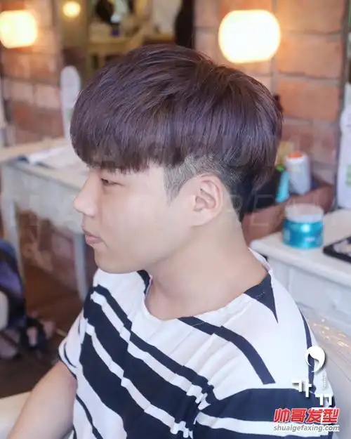 萌系男生锅盖头设计 可爱型男学生波波头发型图片