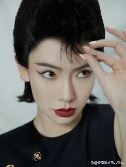 戚薇红发美杜莎造型曝光,气场全开,戚哥这样的造型太酷了