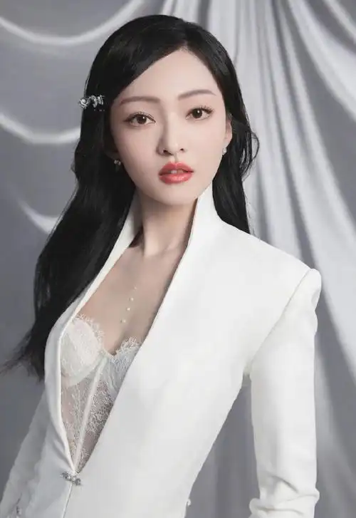 组图:张韶涵晒九宫格美照 白西装配轻纱刚柔并济飒爽不失优雅