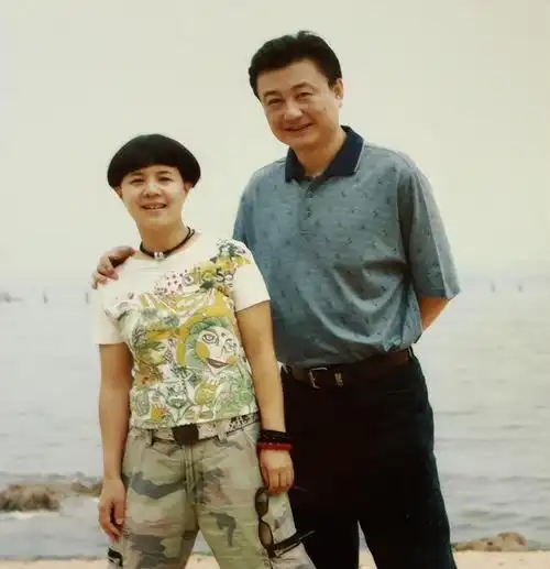 金龟子晒照为老公庆生互叫爱称表白好甜蜜王宁捧玫瑰亲吻女方