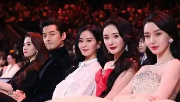 在娱乐界经过十几年的不断奋斗和体验,我们已经习惯了看到杨幂与唐嫣