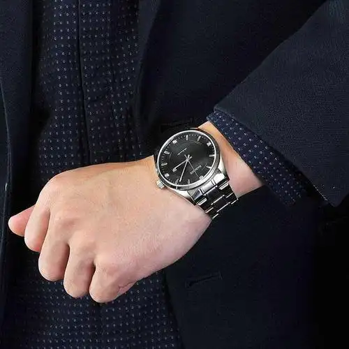 一个成功的商务男士手表代表着一种身份,手表佩戴更彰显出你的