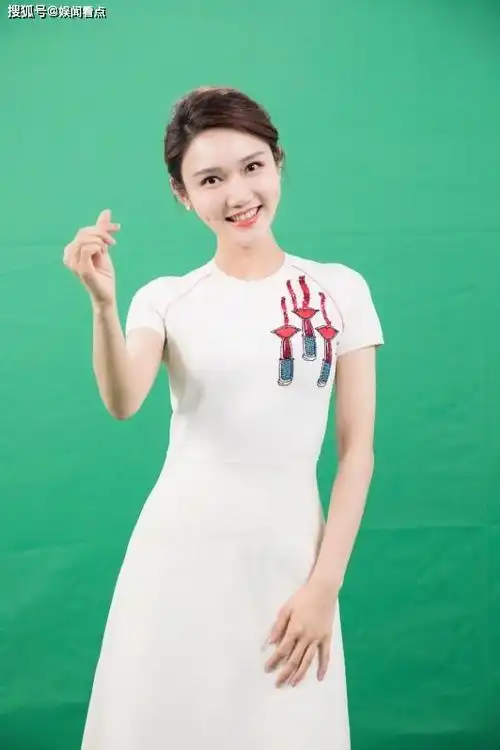 迷人的小酒窝:央视主持人龙洋