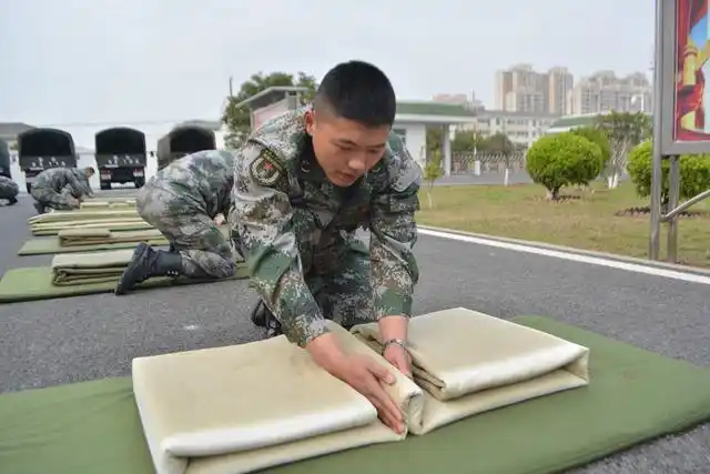 各国军人叠被子方式有何不同?中国"豆腐块",美国"酒店式"