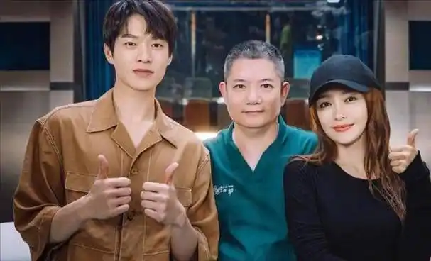 近日,网友爆料称,演员秦岚和魏大勋一家人一起去了三亚度假,并在机场