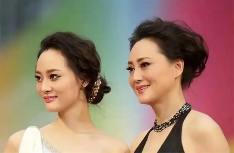 张楚楚,宋佳早在2010年,上大二的张楚楚表示自己不想学设计,要当演员.