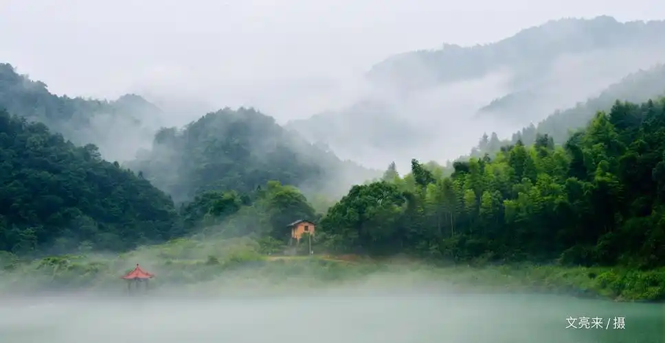 红枫湖云雾缭绕似仙境