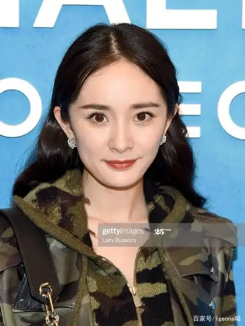 找了一些女明星们未ps的特写图,其实这种看上去更美,比精修美!