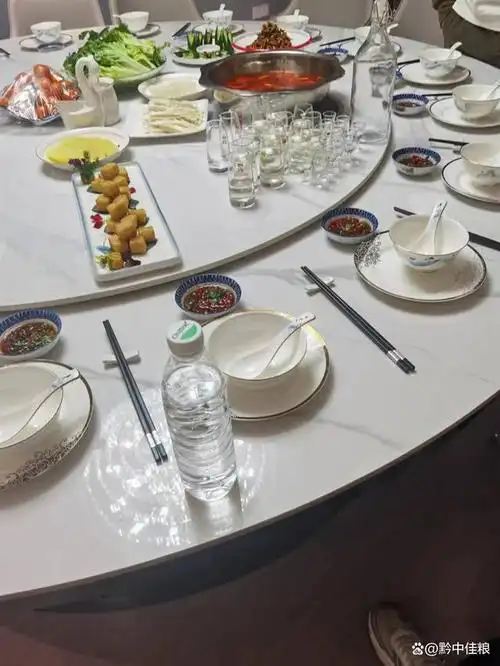 不要空腹饮酒:因为空腹时酒精吸收快,人容易喝醉;而且空腹喝酒对胃肠