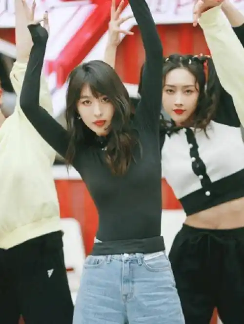 原创李菲儿为秀身材拼了故意穿黑色无痕衣出镜别说还真挺显瘦