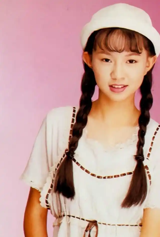 每到春节,无论走到哪里都能听到卓依婷的歌声,其实"贺岁公主"卓依婷