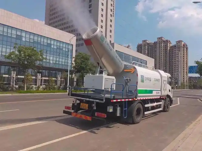 句容城管守护句容蓝雾炮车洗扫洒水加冰作业