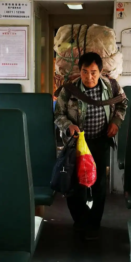 为了生活艰难负重前行的男人.