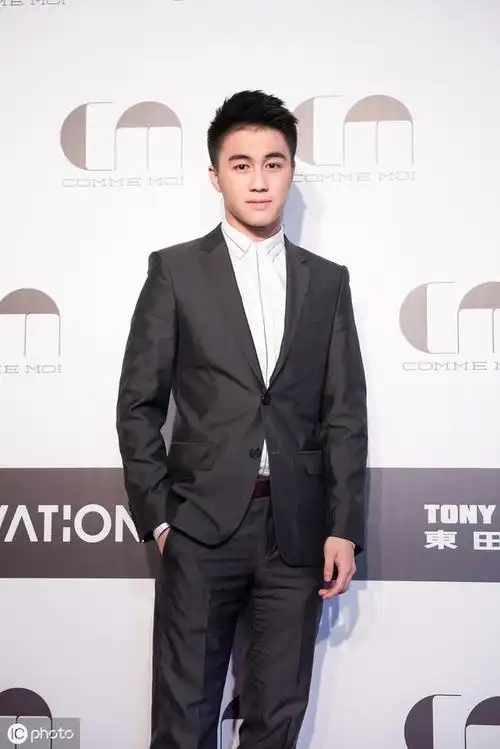 何鸿燊小儿子何猷君或以99999朵玫瑰求婚奚梦瑶梁安琪称不知情