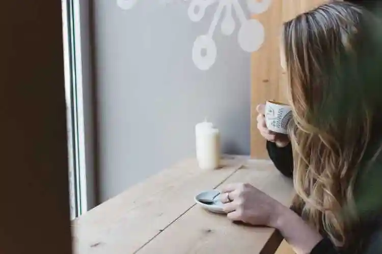 喝咖啡的美女的侧影