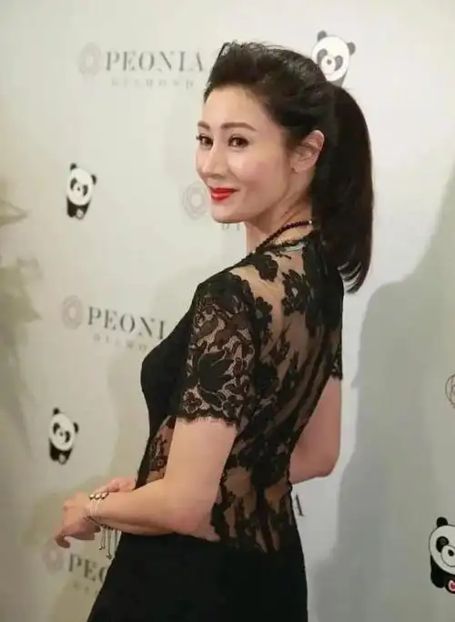 港媒太实在了李嘉欣的图不修就放出来真实状态一目了然