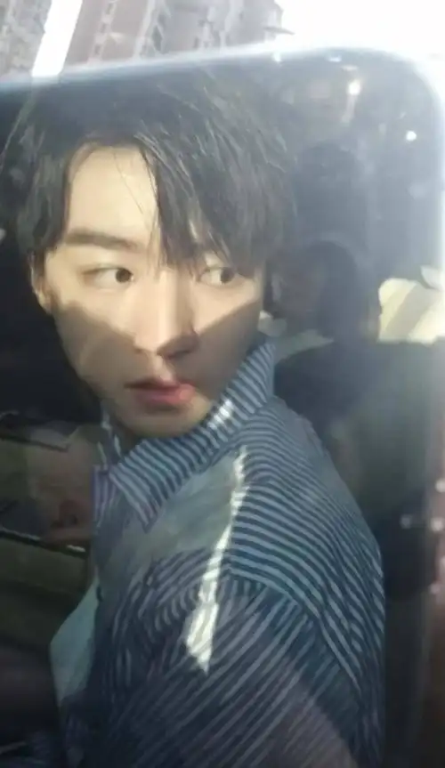 王俊凯素颜照:王不修?