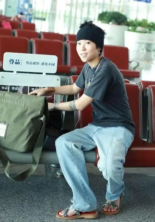 王菲大女儿窦靖童好奇葩穿t恤短发发带居然还背3个包包