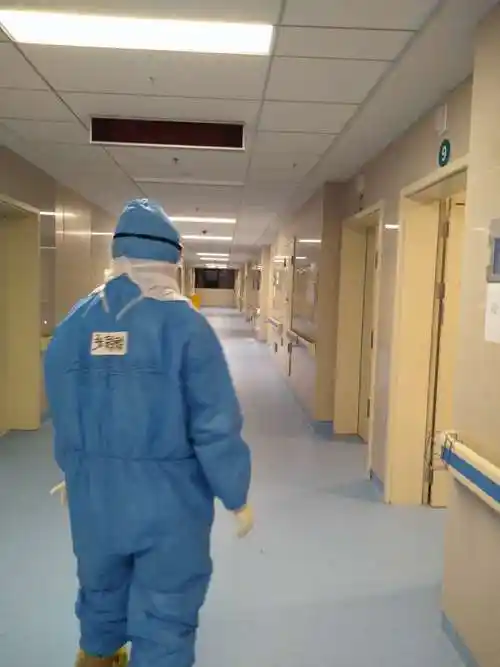 张静静在大别山区域医疗中心工作时的背影