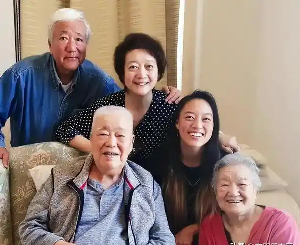 于洋,原名于正芬,1916年出生于中国上海,是中国著名的老一辈电影演员.