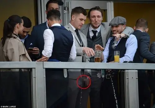 组图-不雅行为!前英超球员当众在酒杯中小便