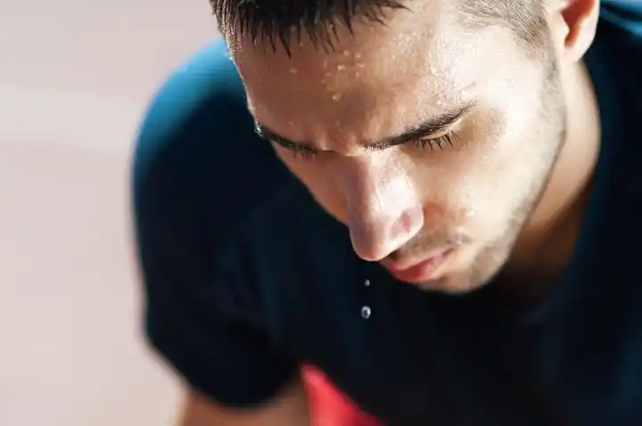 运动后大汗淋漓吹空调五旬男子突发脑梗死医生提醒高温天千万别这样做