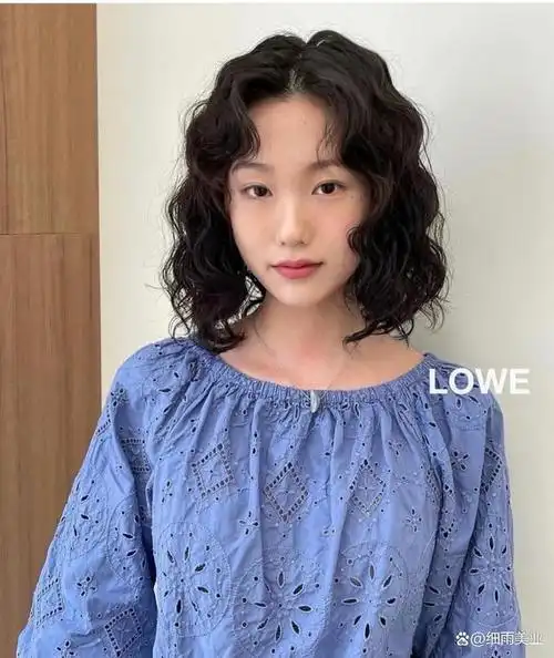 如果烫泡面卷的那种小卷不敢尝试,可以选择烫法式卷,日常百搭又减龄