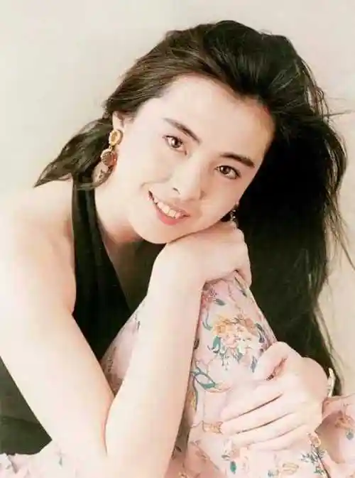 王祖贤穿什么都会火,艳压古典现代美女|白衬衫|耳环|杨幂|印花长裙|大