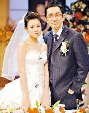 比王宝强还惨被小21岁妻戴绿帽刷爆卡昔日张无忌如今落魄穷困