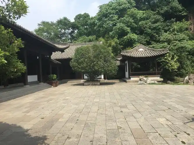 此情此景令人无法忘却,望着这庭院,我们也想去古代了.
