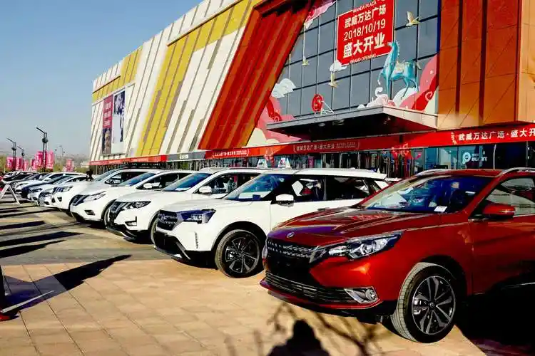 迎接双十一,万达广场举办盛大车展