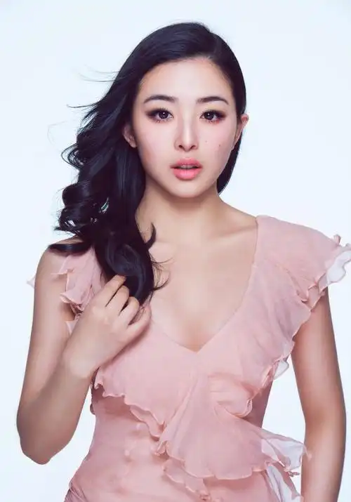 15岁为某乳企献唱爆赚20亿分文未取,31岁张含韵乘风破浪重拾高光