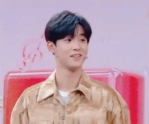 而此前就有网友称这档节目中的参赛选手吴宇恒与肖战长得有几分相似