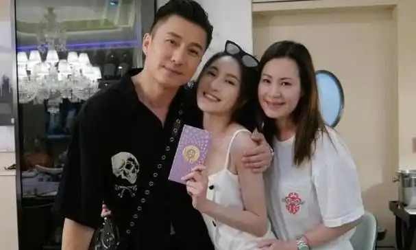 曝刘恺威现身为林夏薇庆生,动作亲密惹争议,丝毫不惧流言蜚语!