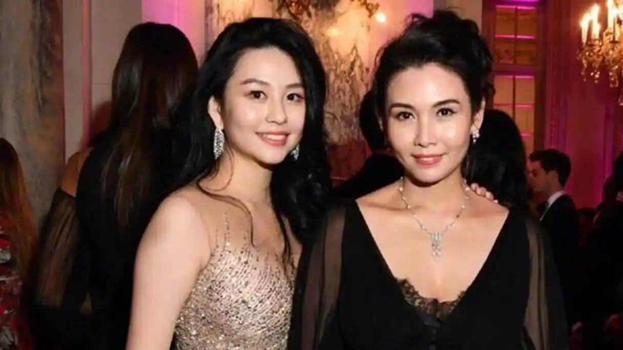 邱淑贞大女儿撞名女星沈月,为进军内娱特意改英文名,妈妈忙铺路