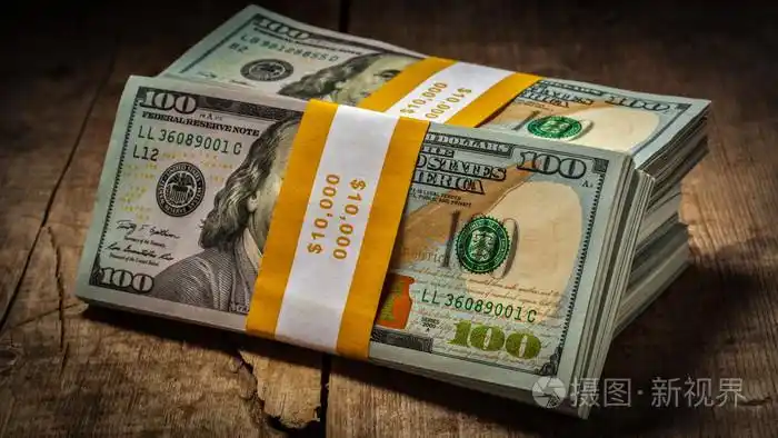 成堆的新 100 美国美元纸币