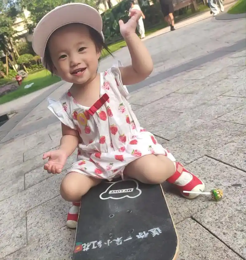 小孩子的快乐总是那么简单 #做个很哇塞的女孩 #每一张照片 - 抖音