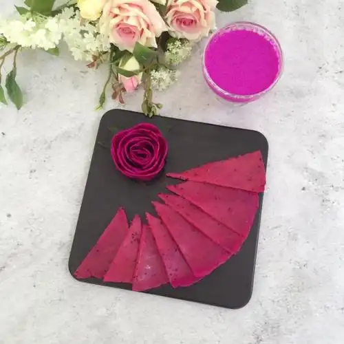 红心火龙果切薄片,一片片围起来就是一朵花了