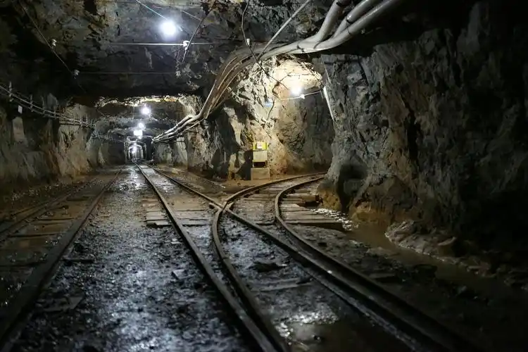 铁山垅钨矿1954年建矿,矿区开采已有80多年历史.