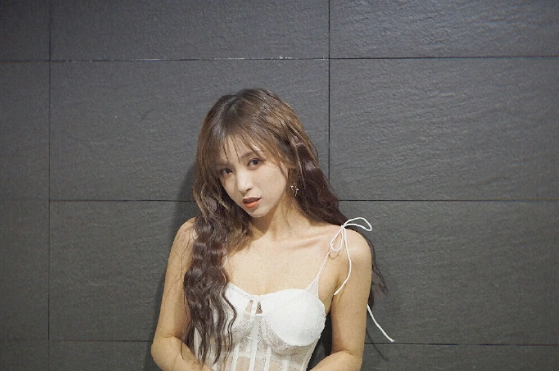 snh48-孔肖吟深夜晒出抹胸白裙写真,女神范儿十足!