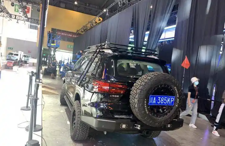 2021成都车展探馆:荣威rx8越野改装版
